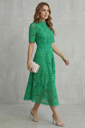 Charlisse – Refinamiento de encaje ornamentado – Vestido midi de cuello alto