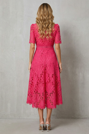 Charlisse – Refinamiento de encaje ornamentado – Vestido midi de cuello alto