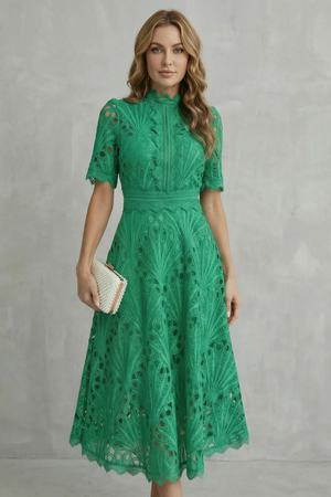 Charlisse – Refinamiento de encaje ornamentado – Vestido midi de cuello alto