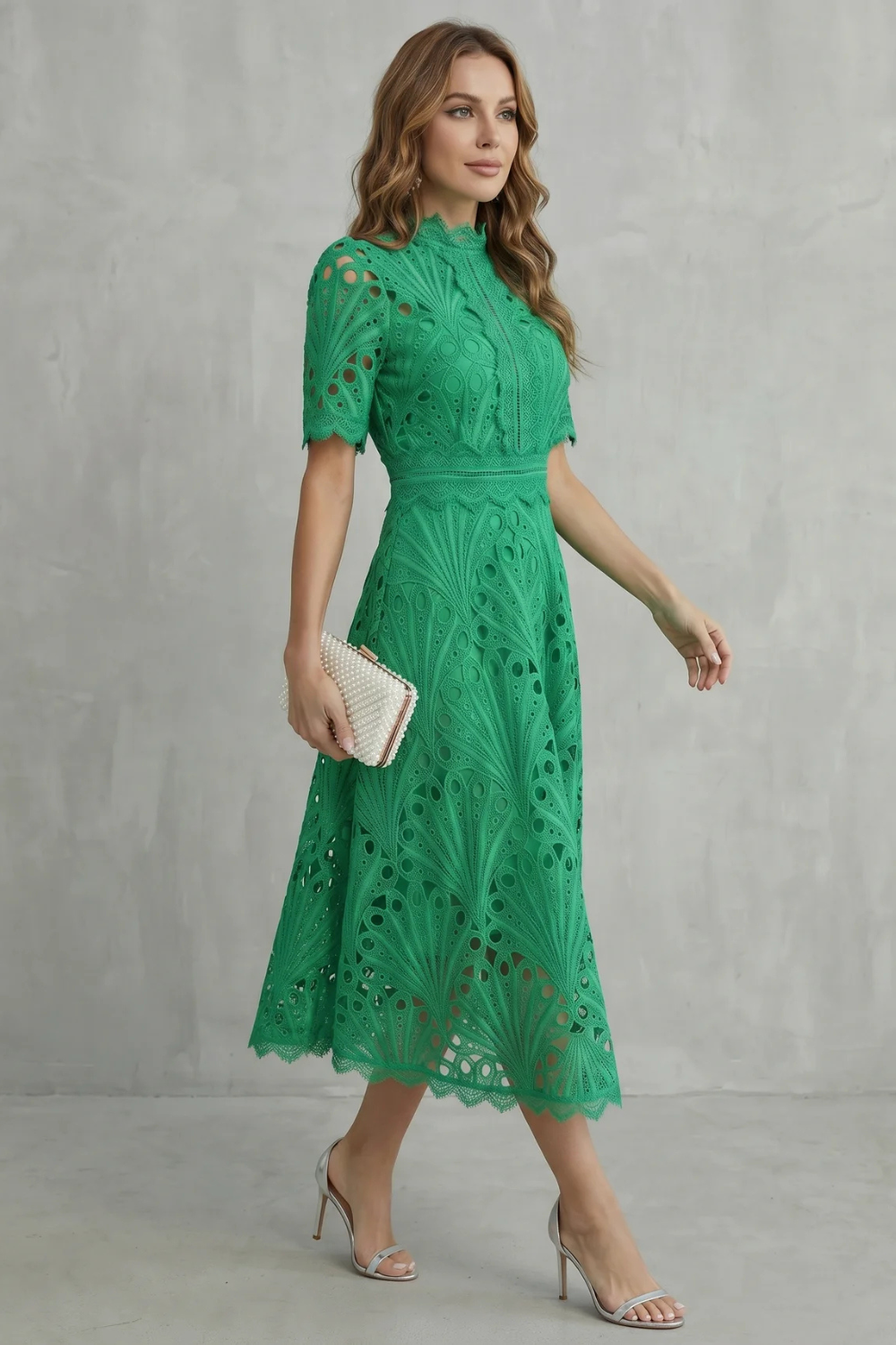 Charlisse – Refinamiento de encaje ornamentado – Vestido midi de cuello alto