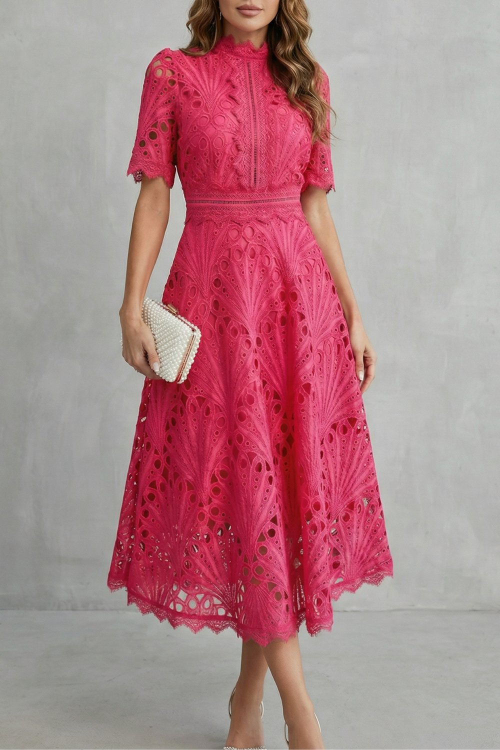 Charlisse – Refinamiento de encaje ornamentado – Vestido midi de cuello alto