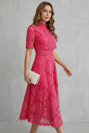 Charlisse – Refinamiento de encaje ornamentado – Vestido midi de cuello alto