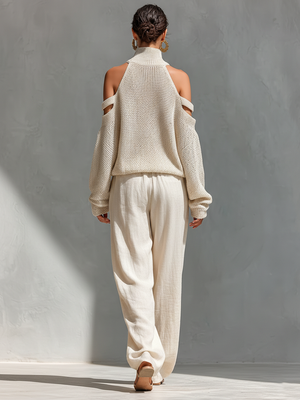 Conjunto de top de cuello tortuga en punto beige con hombros al descubierto y pantalones de pierna ancha