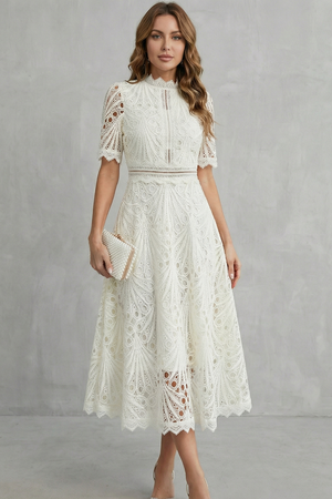 Charlisse – Refinamiento de encaje ornamentado – Vestido midi de cuello alto
