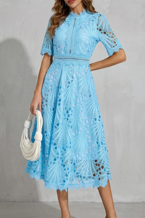 Charlisse – Refinamiento de encaje ornamentado – Vestido midi de cuello alto