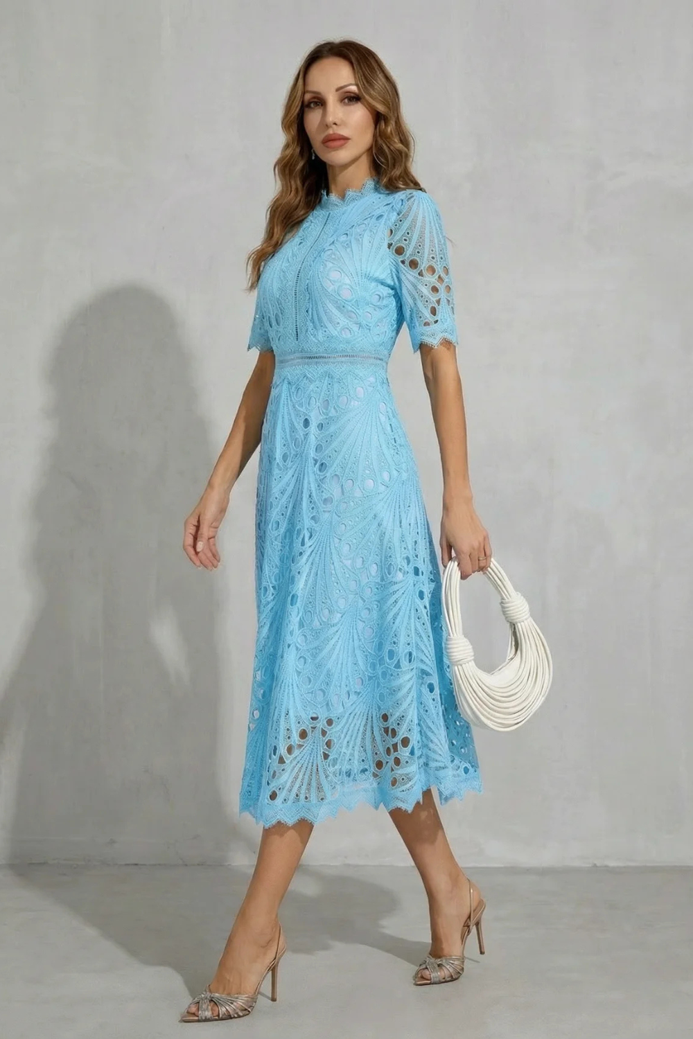 Charlisse – Refinamiento de encaje ornamentado – Vestido midi de cuello alto