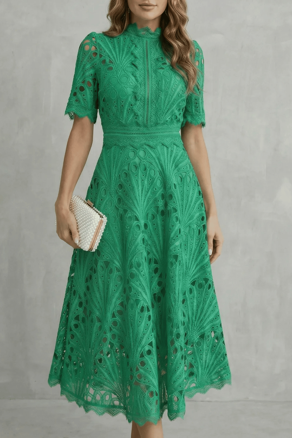 Charlisse – Refinamiento de encaje ornamentado – Vestido midi de cuello alto