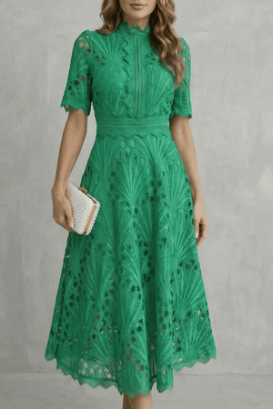 Charlisse – Refinamiento de encaje ornamentado – Vestido midi de cuello alto