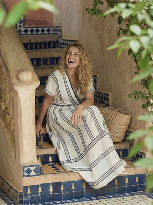 Thalassa | Vestido midi con escote en V y mangas cortas