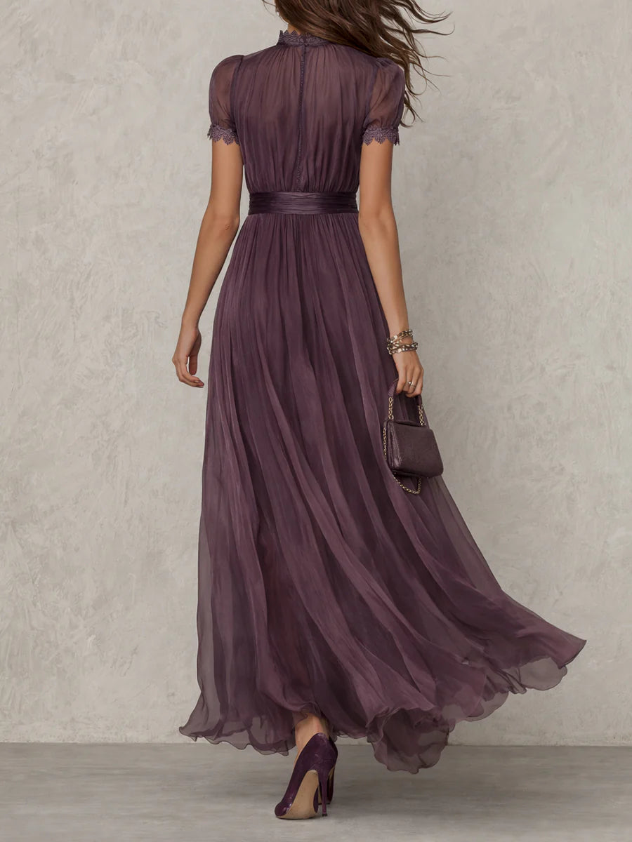 Petra | Vestido largo morado con escote en forma de llave, borde de encaje de gasa